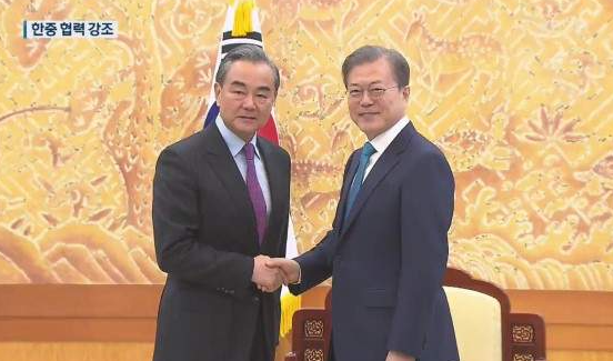 한국을 방문한 왕이(王毅) 중국 국무위원 겸 외교부장이 26일 청와대에서 문재인 대통령을 예방했다.