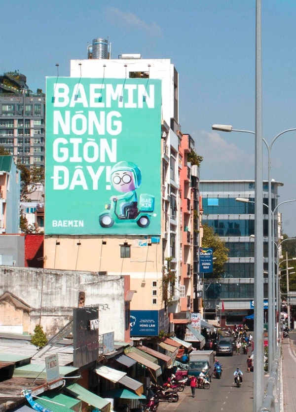 ‘배민 다니엘’ 서체로제작된 베트남 호치민 시내의 배민 광고판. ‘바삭하고 따뜻한 배민이 왔어요(배민 농존 더이)’라는 의미다.