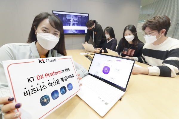 KT 관계자들이 KT DX 플랫폼 출시를 홍보하고 있는 모습이다.