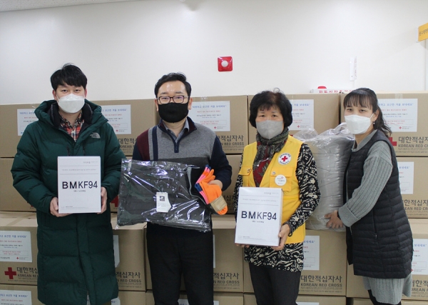 한국농아인협회 용산지회에 에너지세이브박스를 전달한 적십자 봉사원
