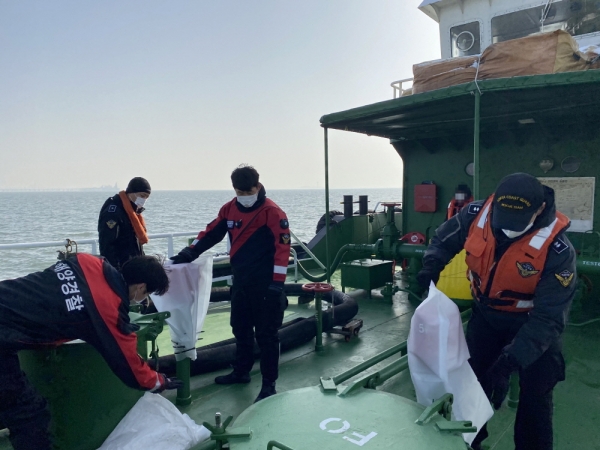 [인천해경이 추가 피해를 예방하기 위해 사고선박 안전관리를 하고 있다.]