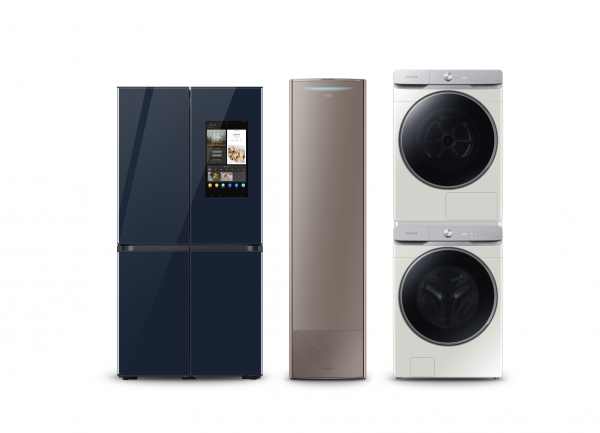 (왼쪽부터)  ‘비스포크 패밀리허브’ 냉장고, 무풍 에어컨 갤러리,  ‘그랑데 AI’ 세탁·건조기 제품사진.