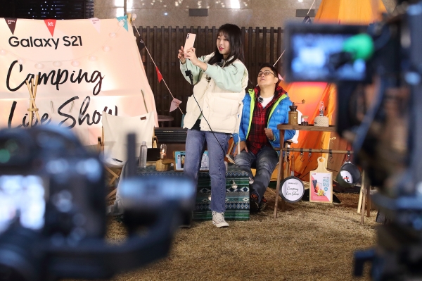 먹방 BJ 쯔양(왼쪽)과 방송인 박권(오른쪽)이 ‘이색적인 캠핑 먹방’ 콘셉트로 진행하는 모습