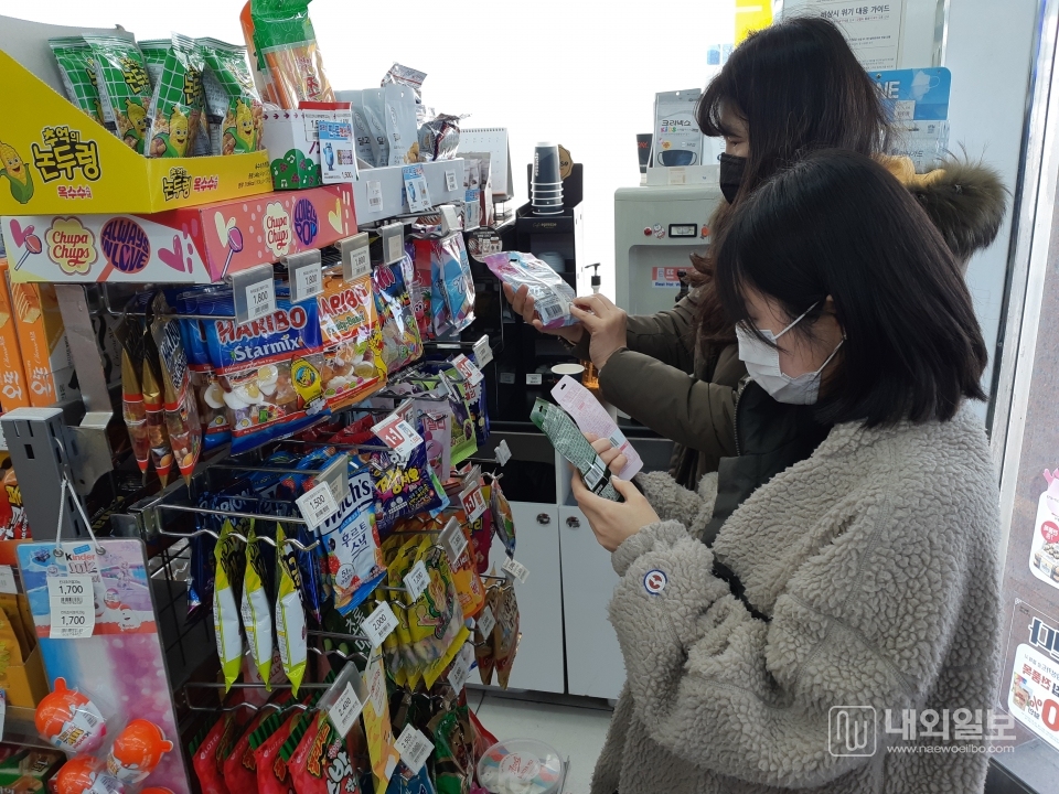 사진은 구 관계자가 어린이 기호식품 판매업소에서 유통기한 경과제품 진열ㆍ판매 여부를 점검하는 모습.