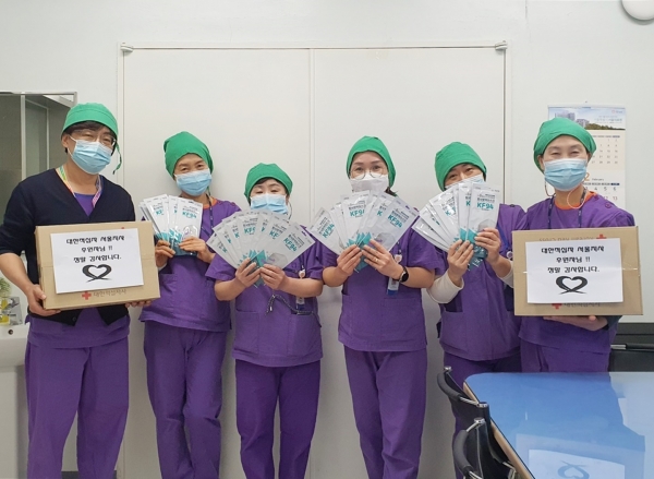 적십자가 지원한 마스크를 받은 코로나19 전담병원 서울의료원 의료진