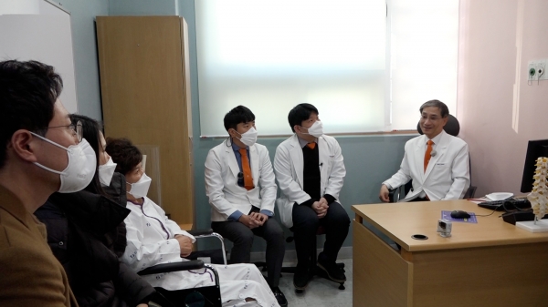 힘찬병원 이수찬 대표원장과 의료진들이 함평 주인공을 진료하는 모습(사진제공=힘찬병원)