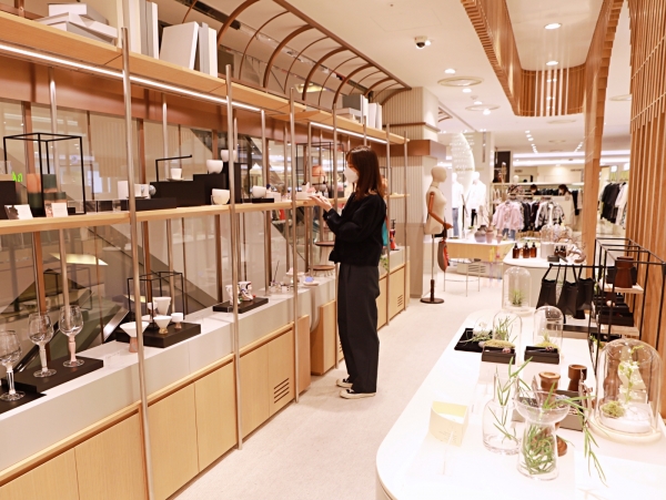 4월 12일, 서울시 강남구 대치동에 위치한 롯데백화점 강남점 4층 '에스 스토어'에서 고객이 다양한 예술작품을 살펴보고 있는 모습.