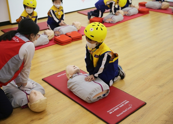 CPR체험관에서 심폐소생술을 체험하고 있는 아이들