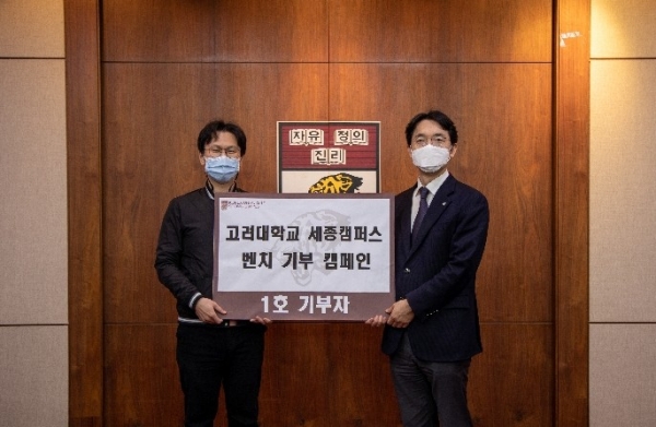[사진] 이재욱 직원(왼쪽)이 김상호 입학홍보처장(오른쪽)과 함께 기념사진을 찍고 있다