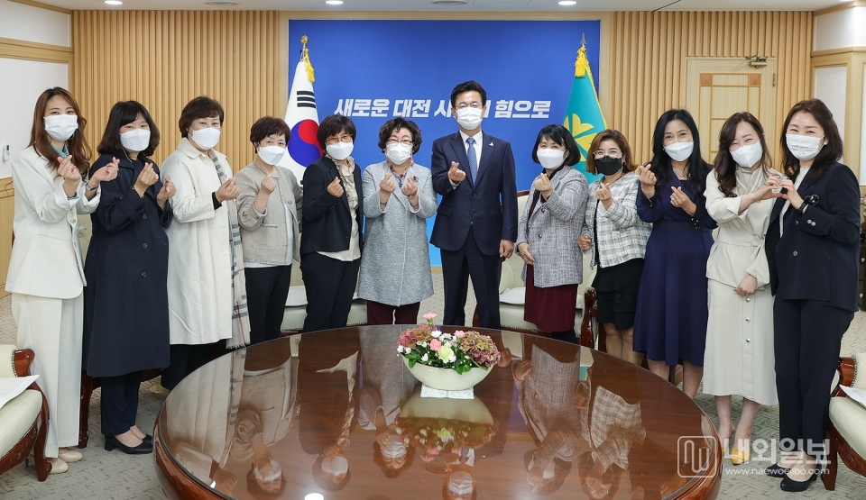 사진은 코로나19 대응 어린이집연합회 간담회 개최 후 기념촬영 모습.