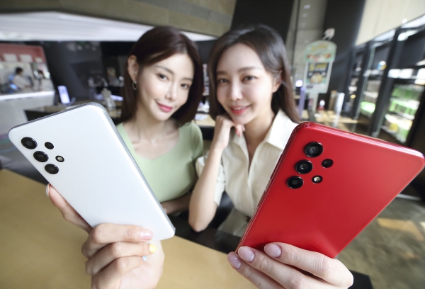 KT 모델이  5G 스마트폰 갤럭시 점프를 소개하고 있다.