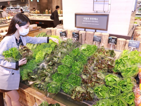5월 14일, 서울시 중구 소공동에 위치한 롯데백화점 본점 지하 1층 식품관에서 고객이 '유럽형 채소'를 둘러보는 모습.