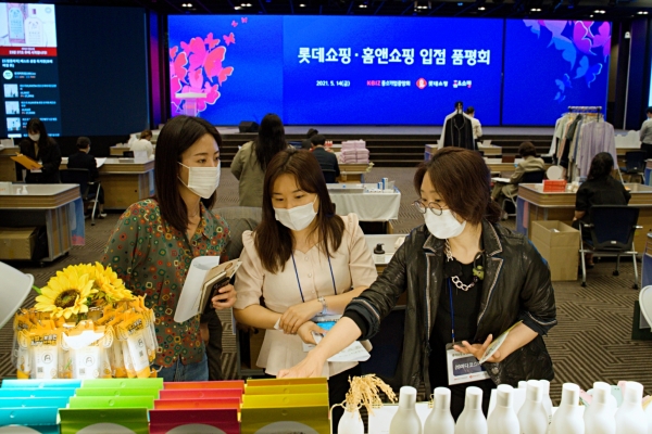 5월 14일, 서울시 영등포구 여의도동에 위치한 중소기업중앙회 지하1층에서 상품기획자들이 품평회에 참여한 중소업체를 심사를 하고 있는 모습.