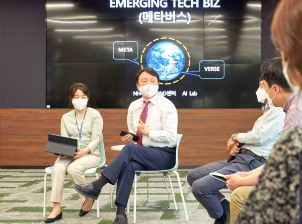 NH농협은행 권준학 은행장(왼쪽에서 2번째)이 18일 서울 서초구 소재 NH디지털혁신캠퍼스에서 개최한 「D-Talk」세미나에 참석해 디지털R&D센터 직원들과 소통하고 있다.