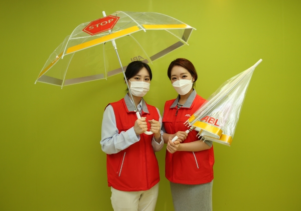 ABL생명 임직원과 자녀 취학계층 아동 위한 안전우산 제작 봉사 실시