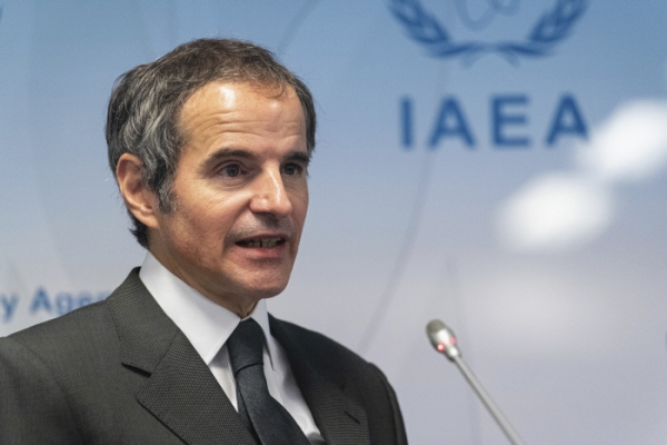 라파엘 그로시 국제원자력기구(IAEA) 사무총장이 24일(현지시간) 오스트리아 빈에서 열린 기자회견에서 “이란과 핵사찰 기간을 한 달 더 연장하는데 합의했다”고 말하고 있다.