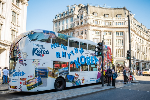 런던 리젠트 스트리트에서 'Feel the Rhythm of Korea' 래핑 2층 버스가 지나가고 있다