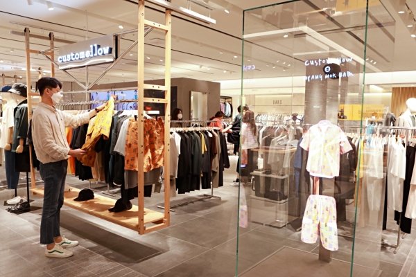 사진은 6월 9일, 서울시 중구 소공동에 위치한 롯데백화점 본점 6층에서 고객이 '맨즈 갤러리' 매장의 상품들을 둘러보고 있는 모습