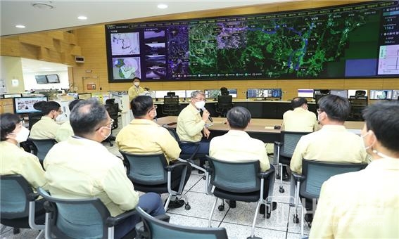 사진은 박재현 한국수자원공사 사장이 6월 10일 대전 본사에서 홍수기 대비 전사 합동 점검회의를 주재 모습.