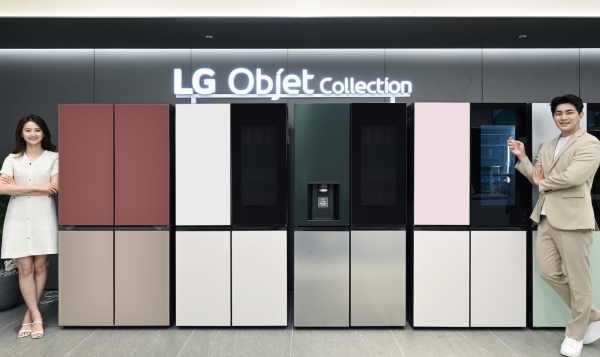 모델이 필요에 따라 디자인과 기능을 선택할 수 있는 LG 오브제컬렉션 상냉장 하냉동 제품들을 소개하고 있다.