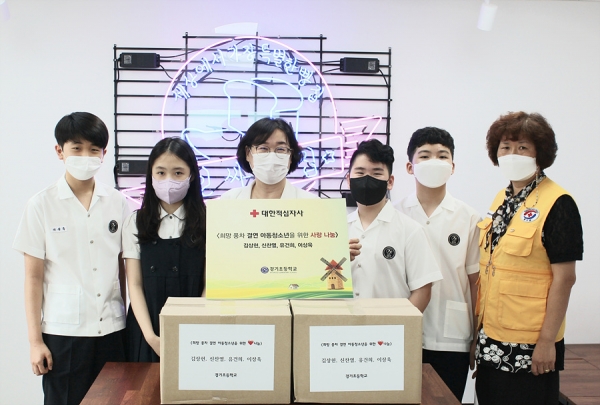 취약계층 아동청소년 세대를 위해 물품을 기부한 이상욱, 유건희, 신찬열, 김상헌 학생(좌측부터)