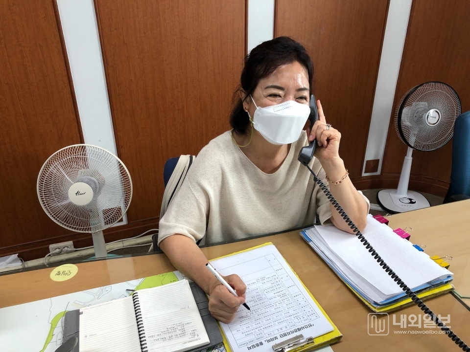 사진은 월평1동 명예 사회복지공무원이 관내 취약계층에게 안부전화 모습.
