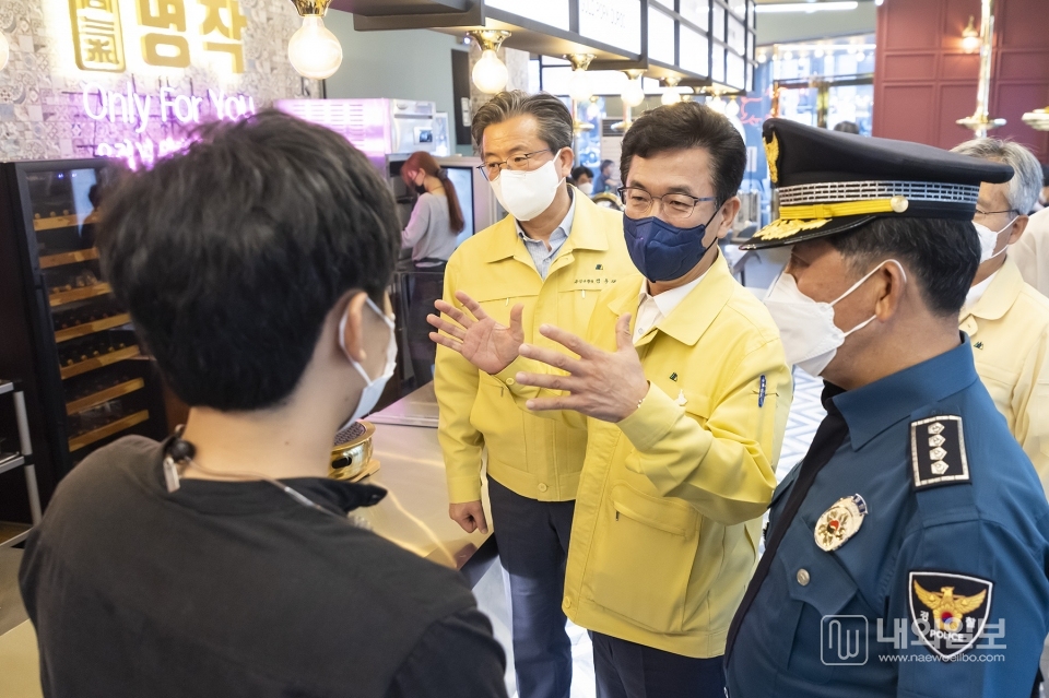 사진은 봉명동 일원‘식당 밀집지역’점검 모습.