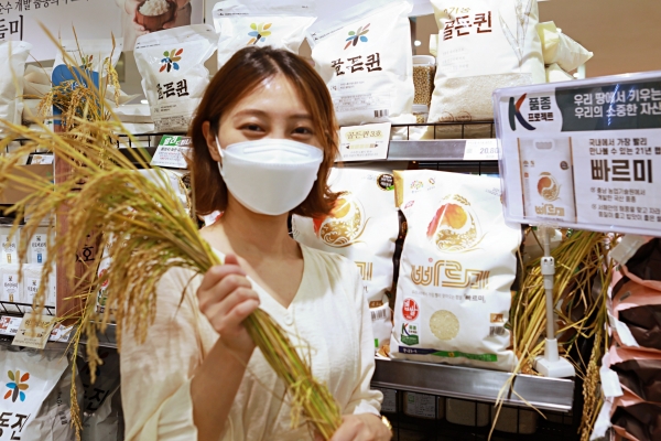 사진은 8월 1일, 서울시 중구 봉래동에 위치한 롯데마트 서울역점에서 고객이 상품을 구경하고 있는 모습