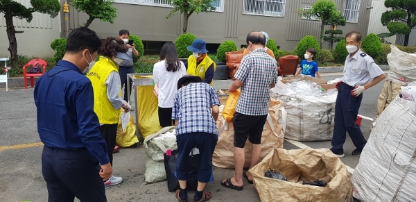 창원시 자원관리 도우미와 지역 주민들이 재활용품을 분리선별하고 있다.