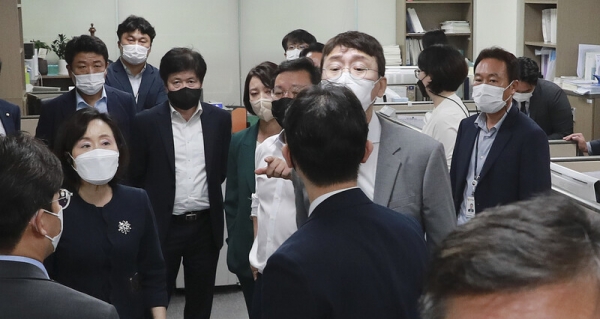100일 김웅 의원이 자신의 사무실에서 공수처 수사관들에게 항의하고 있다. / 국회사진기자단