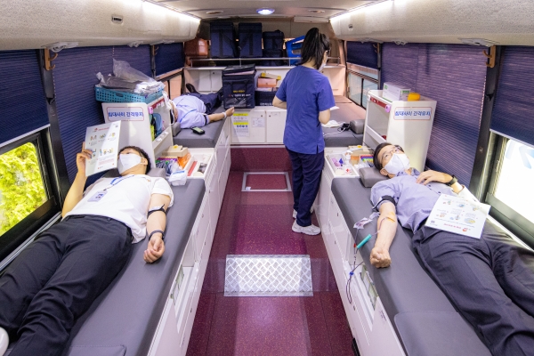 정부의 헌혈 동참 요청에 10일 방문규 행장(사진 오른쪽)을 비롯한 수은 임직원들이 여의도 본점에 방문한 이동 헌혈버스를 활용해 단체 헌혈에 긴급 참여하고 있다.
