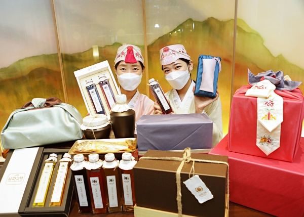 사진은 9월 13일 서울 중구 소공동에 위치한 롯데백화점 본점 남파고택 매장에서 모델들이 '선물세트'를 홍보하는 모습