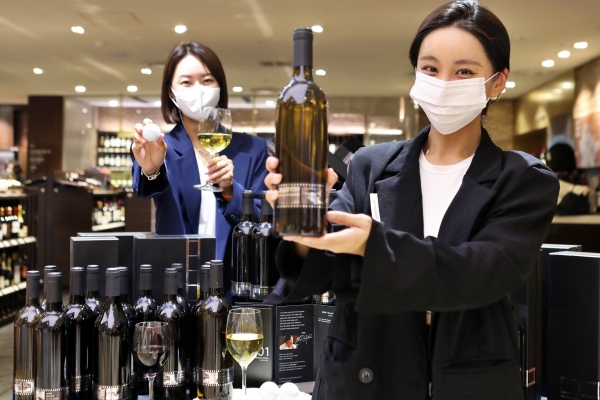 사진은 9월 14일 서울 중구 소공동에 위치한 롯데백화점 본점 식품관 와인코너에서 모델들이 와인을 홍보하는 모습