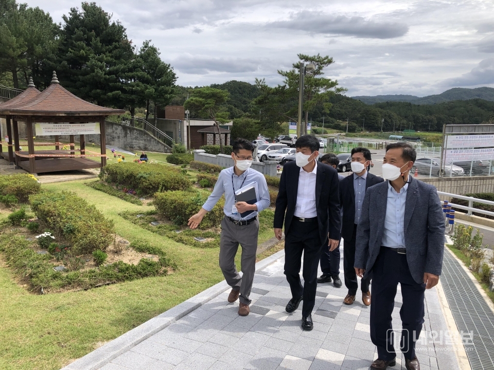 사진은 가운데 검은 정장을 입은 임재남 신임이사장이 대전 추모공원을 둘러보는 모습.