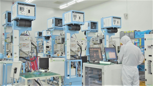 삼성전자 협력회사인 반도체 장비 기업 '원익IPS' 직원들이 반도체 생산설비를 점검하고 있다.