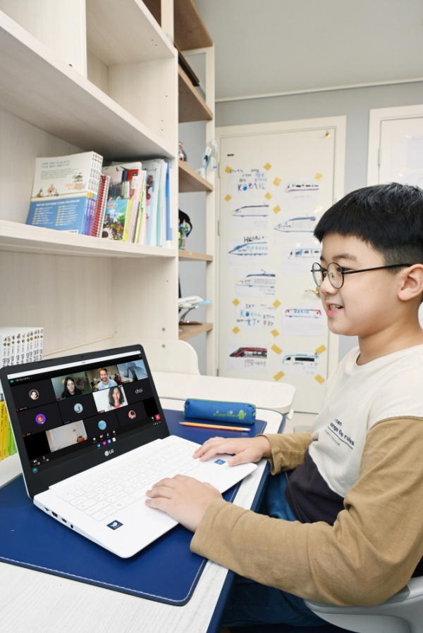 LG전자가 네이버 교육 플랫폼 웨일 스페이스*를 탑재한 웨일북(whalebook)을 출시하며, 최적의 비대면 교육 솔루션을 제공한다. 모델이 LG 웨일북으로 비대면 학습을 하고 있다.