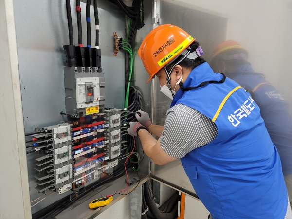 한국철도(코레일) 고속전기기술단이 15일 충북 오송종합사회복지관을 방문해 기부금 전달과 함께 전기설비 점검을 진행했다.