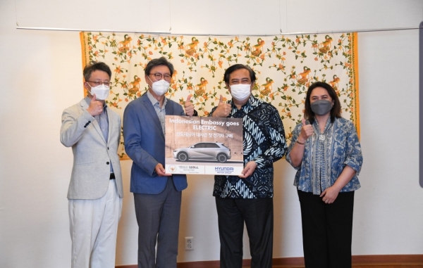 (왼쪽부터) 현대차 김경수 상무, 현대차 김창범 자문역, 우마르 하디(Umar Hadi) 주한 인도네시아 대사, 젤다 울란 카티카(Zelda Wulan Kartika) 주한 인도네시아 부대사
