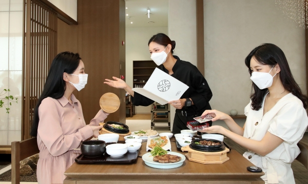 사진은 9월 17일, 경기 화성시 오산동에 위치한 동탄점 2층에 위치한 '한국인의 밥상'레스토랑에서 고객들이 이용하는 모습.