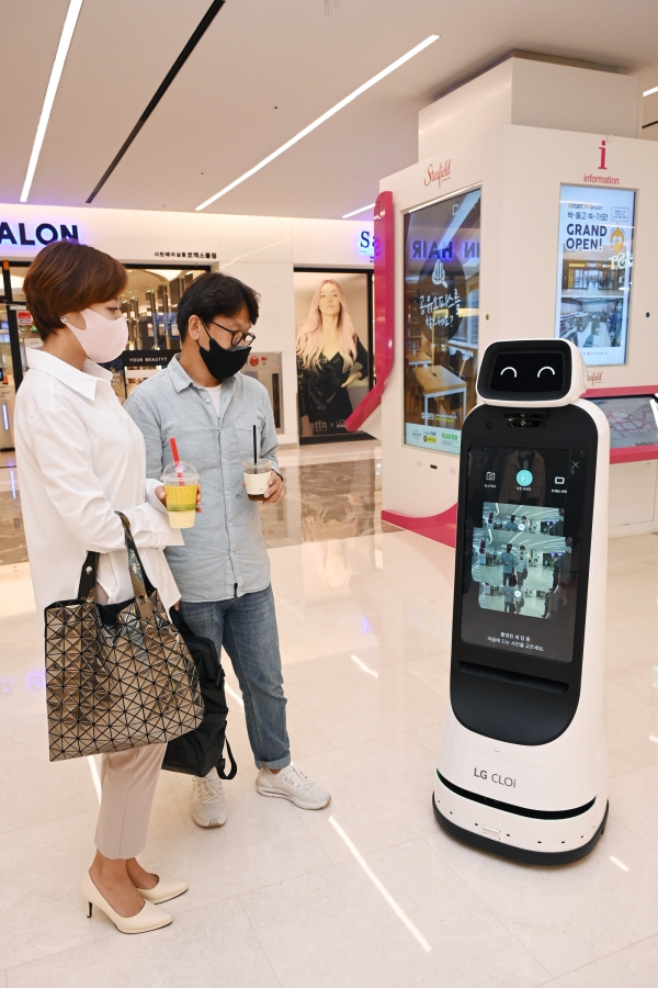 LG전자가 안내로봇 ‘LG 클로이 가이드봇(LG CLOi GuideBot)’ 신제품을 출시한다. 이 제품은 내달부터 코엑스몰에서 운영된다. 코엑스몰을 방문한 고객들이 LG 클로이 가이드봇을 체험하고 있다.
