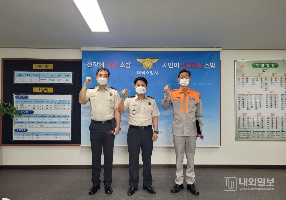 사진은 왼쪽부터 소방위 김인호(48세), 유수열 대덕소방서장, 곽병연 의용소방대원(63세).