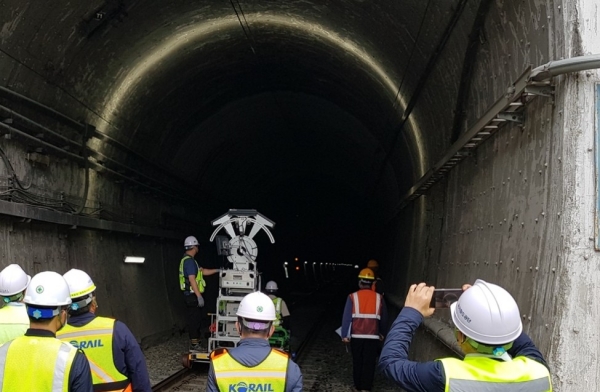 한국철도(코레일)가 첨단 진단장비(터널스캐너)를 활용해 철도 터널을 점검하는 모습