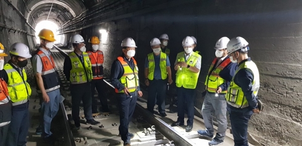 고준영 한국철도 기술본부장(사진 가운데)이 국가안전대진단의 일환으로 대전시 세천동에 있는 경부선 터널의 안전관리 및 궤도개량 현황을 점검했다.