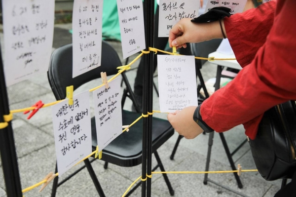 6일 ‘제7회 나라사랑 평화나눔’ 시민참여형 부스에서 한 시민이 6·25 참전용사분들께 무궁화 감사 카드를 작성하여 장식하고 있다.