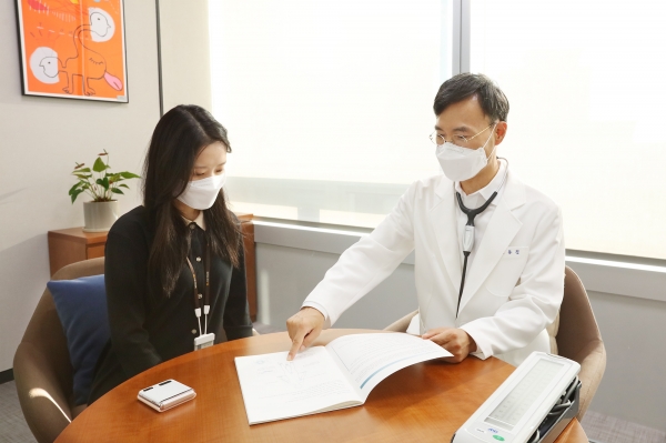 KB국민은행 여의도 신관에 위치한 건강전략센터에서 김동진(가정의학과 전문의) 원장이 방문한 직원의 건강상담을 하고 있다.