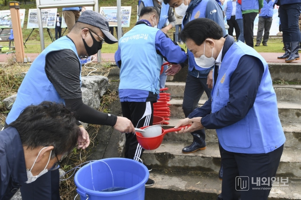 사진은 16일 태평교 일원 유등천에서 열린 토종물고기 치어방류 행사에 참여한 박용갑 중구청장.