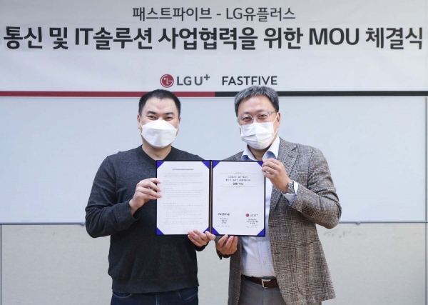 사진은 LG유플러스 임장혁 기업기반사업그룹장(오른쪽)과 패스트파이브 김대일 대표가 업무협약을 체결한 뒤 기념촬영을 하는 모습.