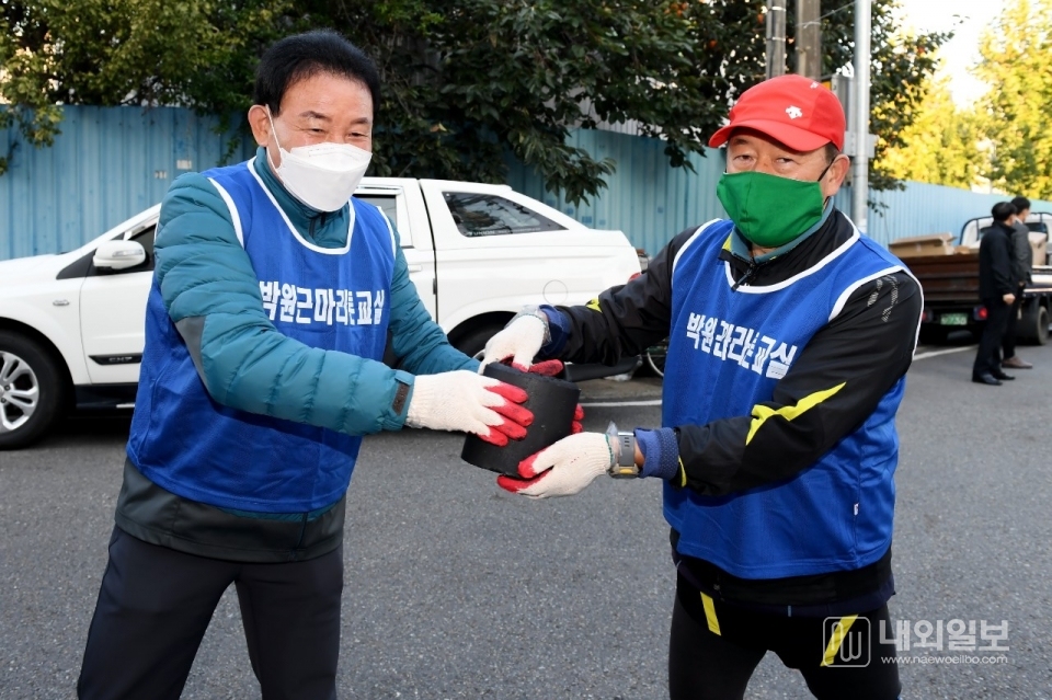 사진은 23일 부사동 일원에서 박원근 마라톤교실과 함께 진행한 연탄나눔 봉사 활동에 참여한 박용갑 중구청장.