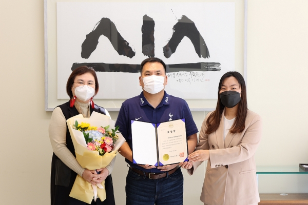 피터 정(가운데) AIA생명 대표이사가 『2021 서울사회복지대회』에서 수상한 서울시장상패를 들고 기념사진을 촬영하고 있다.