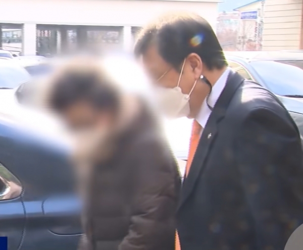 윤석열 국민의힘 대선후보의 장모 최모씨가 의정부지법에 출석하고 있다. / MBC
